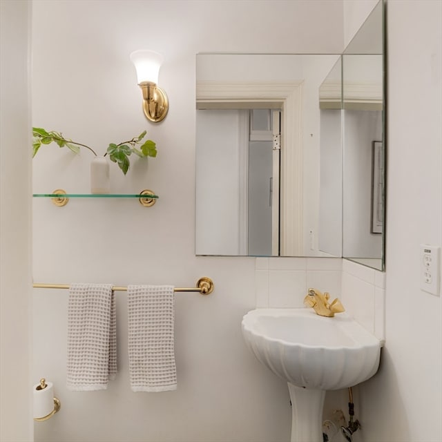 bathroom featuring tasteful backsplash