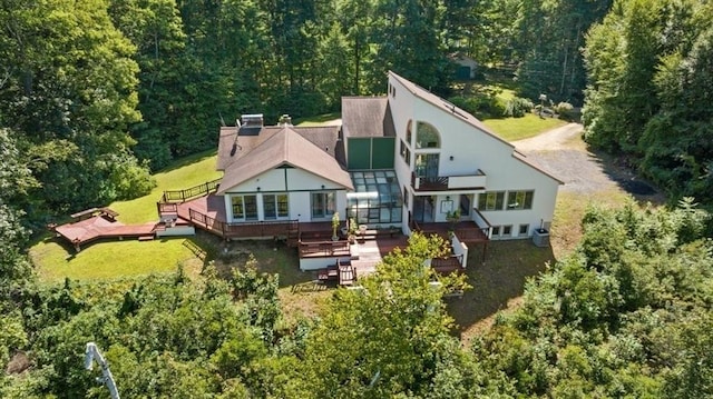 birds eye view of property featuring a wooded view