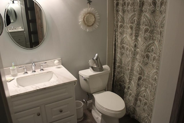 full bathroom featuring vanity, toilet, and a shower with curtain