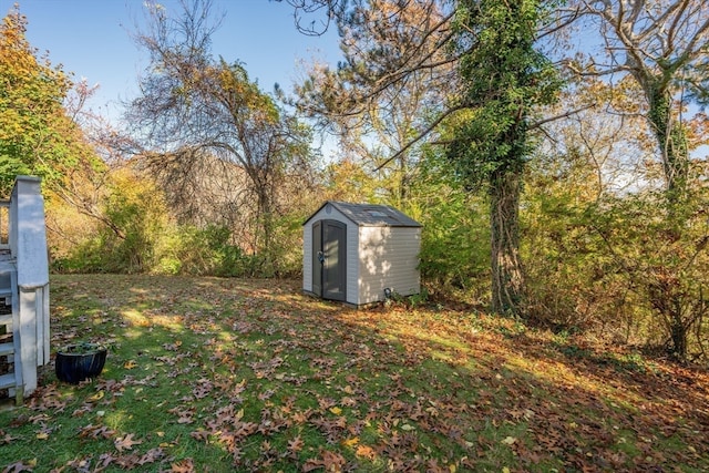 view of yard with a storage unit