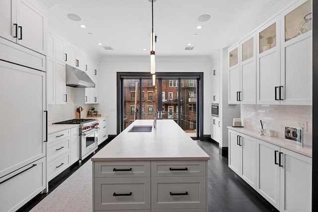 8 Rutland Sq Unit 2, Boston, MA 02118 - kitchen featuring a sink, premium range, under cabinet range hood, a center island with sink, and light countertops
