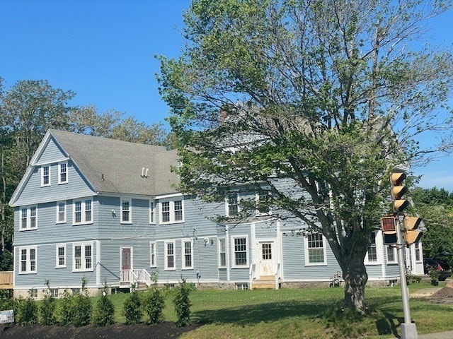 view of front of property featuring a front yard