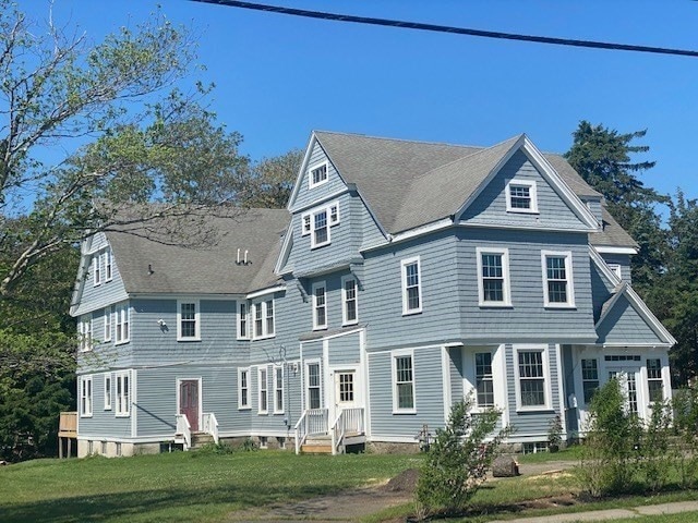 view of front of property featuring a front yard