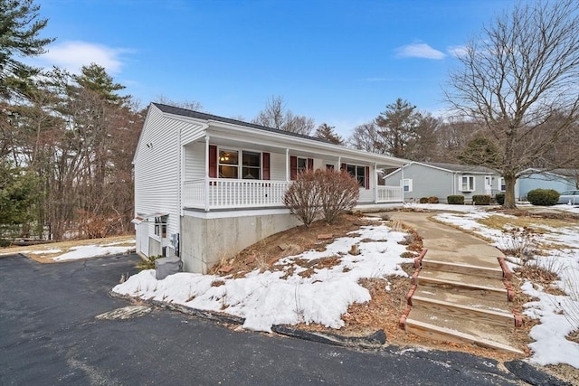 view of front of property featuring a porch