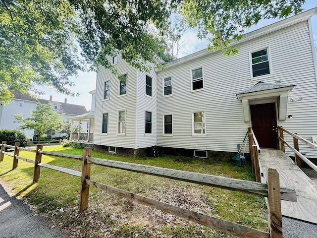 view of front facade with fence and a front lawn