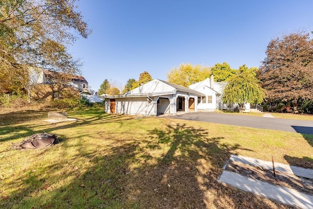 view of front facade with a front lawn