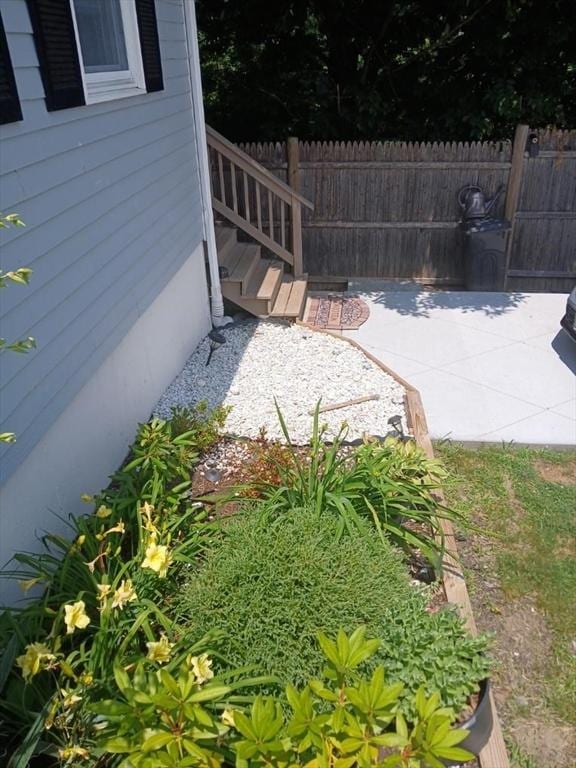 view of yard featuring a patio area