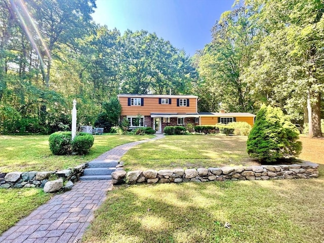 view of front facade featuring a front yard