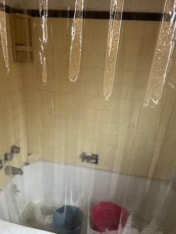 bathroom with shower / bath combo