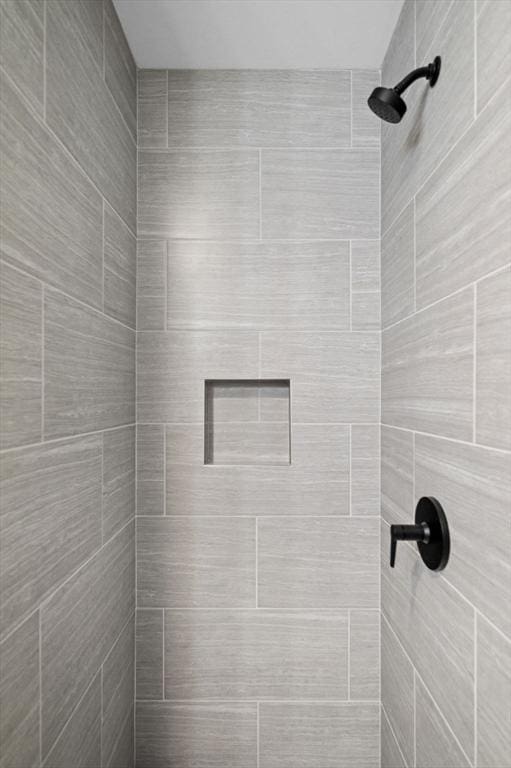 bathroom featuring a tile shower