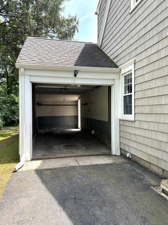 65 Franklin Rd, Longmeadow, MA 01106 - garage with driveway