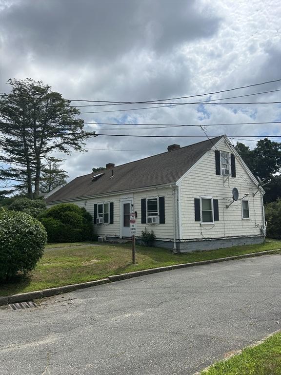 view of front of house with a front lawn