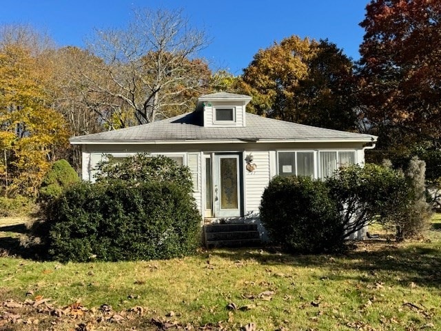 view of front of home with a front lawn