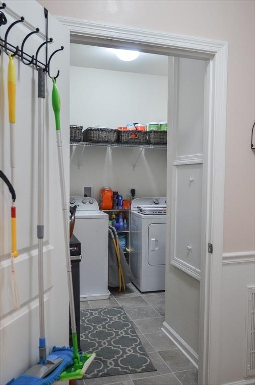 laundry room with light tile patterned floors and independent washer and dryer