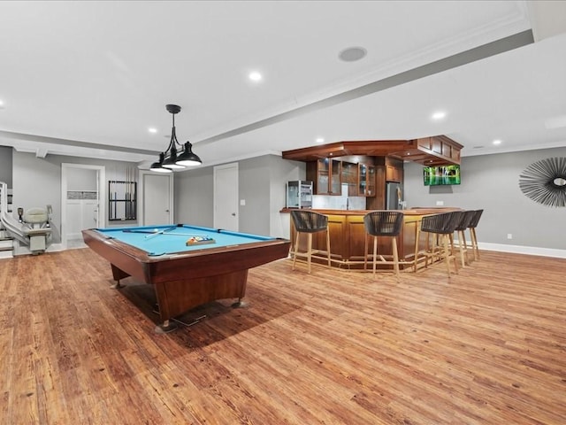 recreation room featuring light wood-style floors, recessed lighting, indoor wet bar, and baseboards