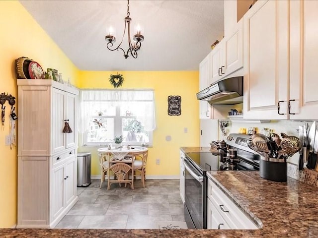 1244 Corktree E, Port Charlotte, FL 33952 - kitchen featuring electric stove, under cabinet range hood, a chandelier, white cabinetry, and hanging light fixtures