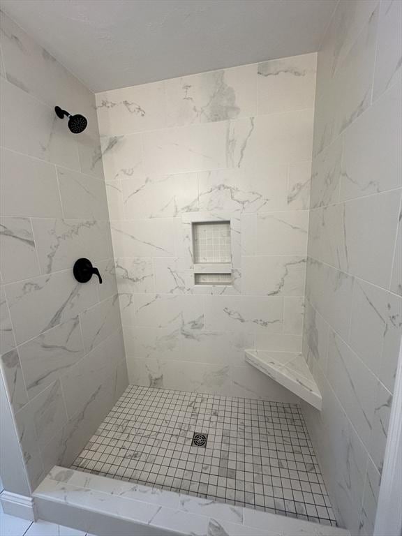 bathroom featuring a tile shower