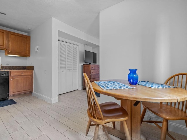 dining space with visible vents and baseboards