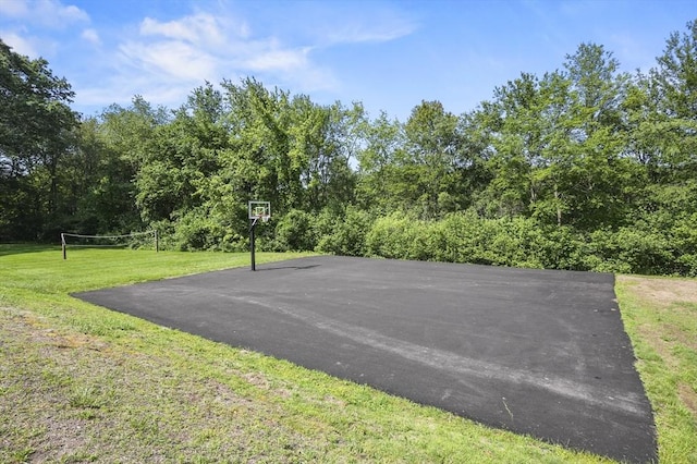 7 Thayer Pond Dr Unit 11, Oxford, MA 01537 - view of sport court featuring community basketball court and a yard