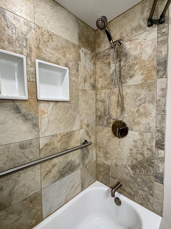 bathroom featuring tiled shower / bath combo