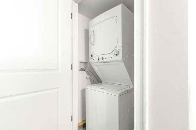 474 E 3rd Unit 2, Boston, MA 02127 - laundry area featuring stacked washer and clothes dryer