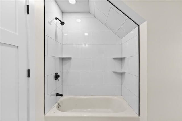 bathroom with tiled shower / bath combo