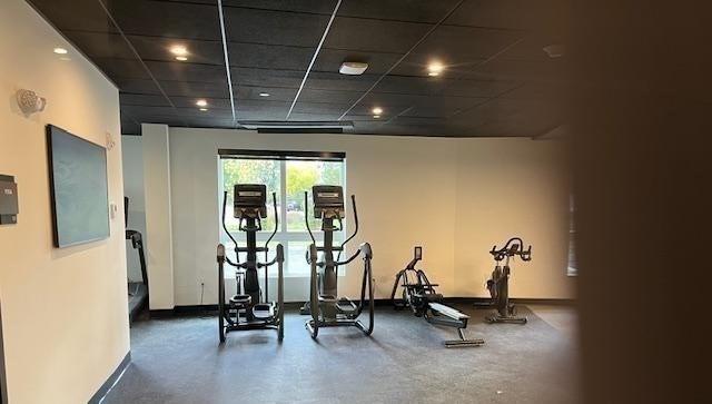 exercise room featuring baseboards