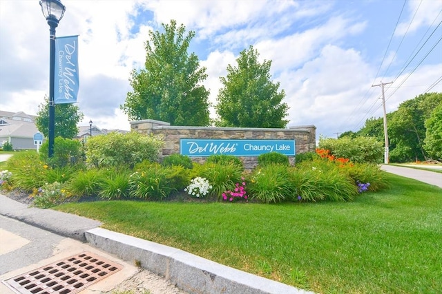 community sign with a yard