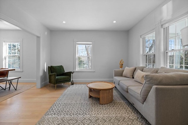 living area featuring light wood finished floors, recessed lighting, and baseboards