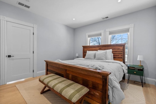 bedroom featuring recessed lighting, visible vents, light wood-style flooring, and baseboards