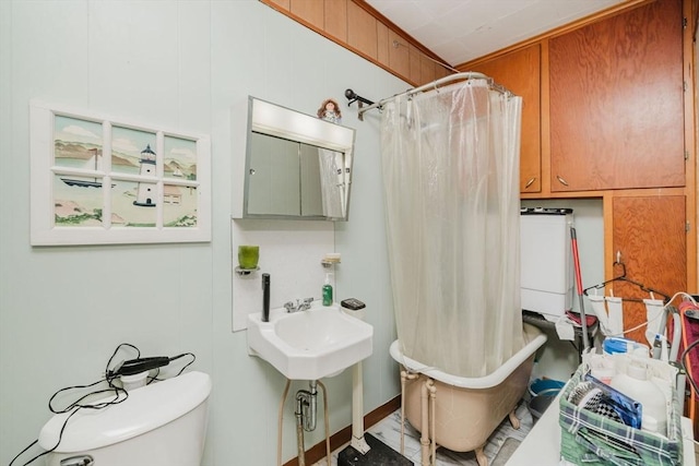 full bath with a washtub, toilet, a sink, and curtained shower