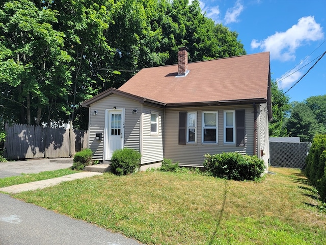 view of front of house featuring a front lawn