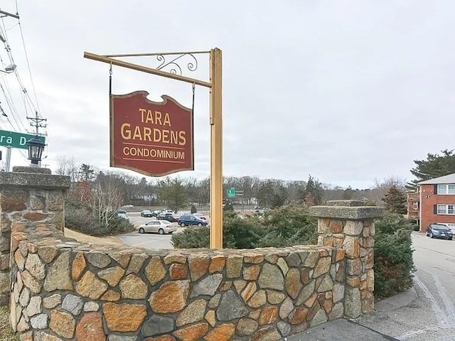 community / neighborhood sign with uncovered parking