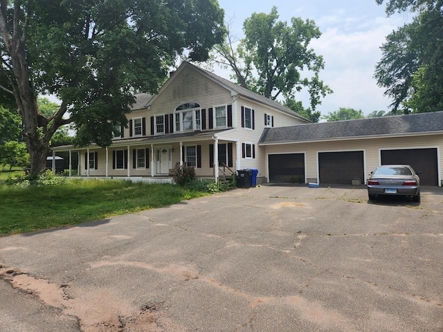 view of front facade featuring a front yard and a garage