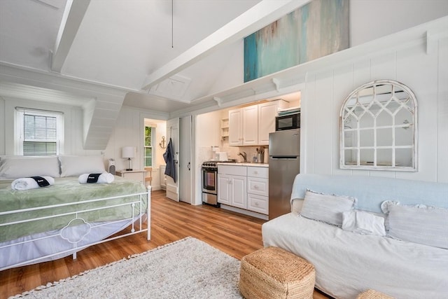 135 S Shore Dr Unit 17, Yarmouth, MA 02664 - bedroom featuring freestanding refrigerator and light wood-type flooring