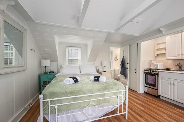 135 S Shore Dr Unit 17, Yarmouth, MA 02664 - bedroom featuring wood finished floors and vaulted ceiling
