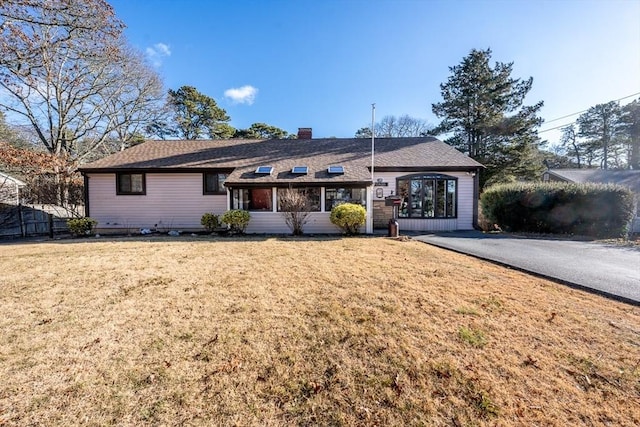 ranch-style home featuring a front lawn