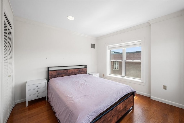 bedroom featuring wood finished floors, baseboards, crown molding, a closet, and recessed lighting