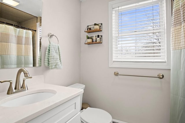 full bathroom featuring vanity, toilet, and a shower with curtain