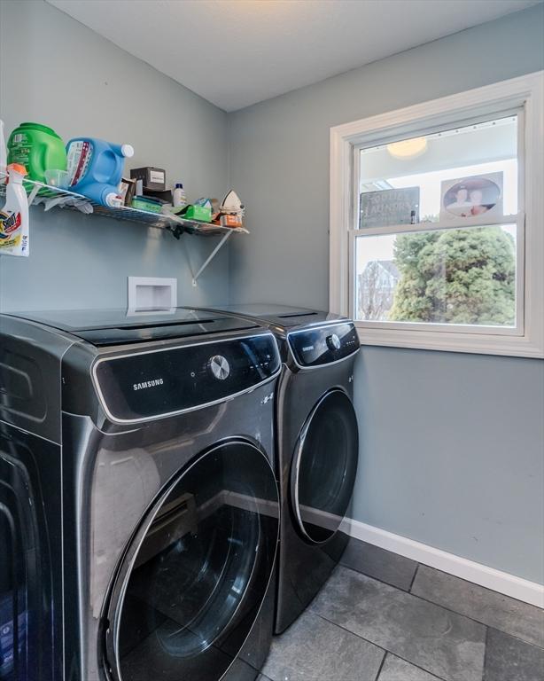 laundry area with independent washer and dryer, baseboards, and tile patterned floors