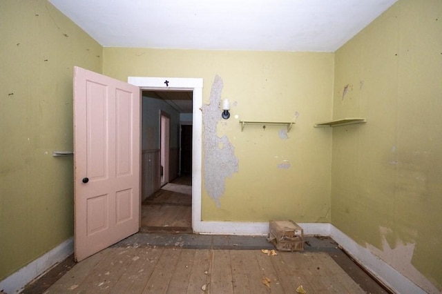 127 Cliff St, Southbridge, MA 01550 - laundry area featuring baseboards and hardwood / wood-style flooring