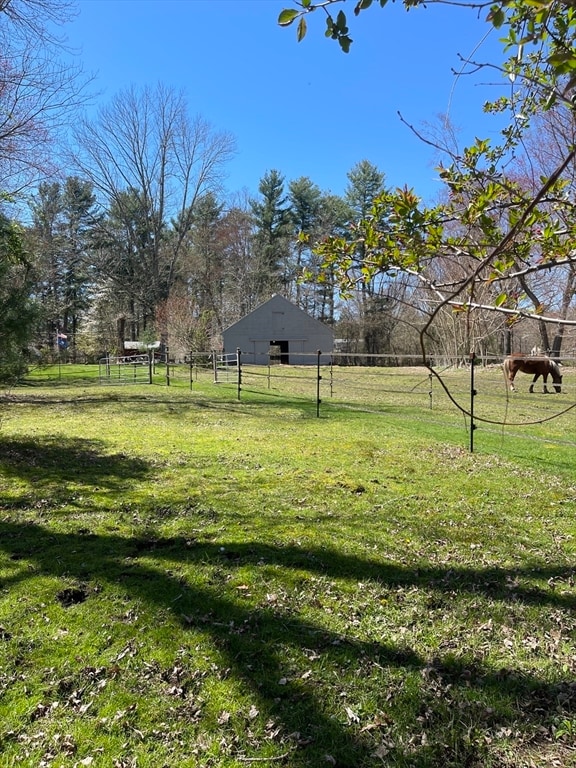 view of yard featuring a rural view