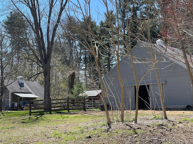 view of yard featuring an outdoor structure