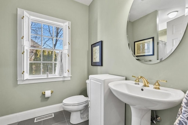 full bathroom with tile patterned floors, visible vents, toilet, a sink, and baseboards