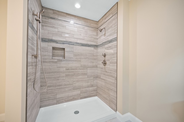 bathroom featuring tiled shower