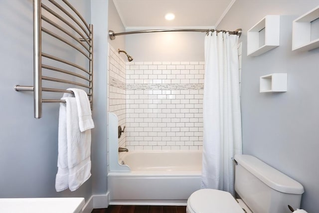 bathroom with crown molding, toilet, and shower / tub combo with curtain