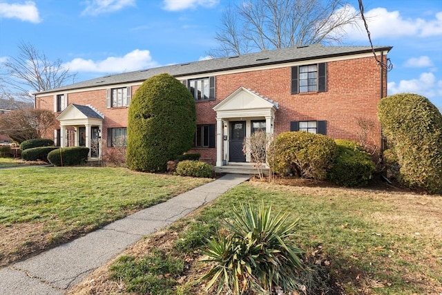 view of front of property featuring a front yard