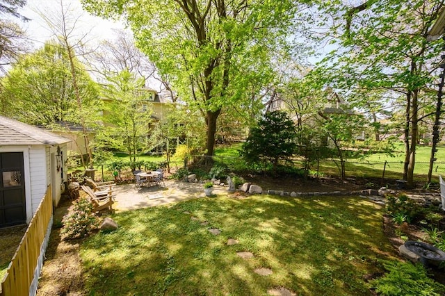 view of yard featuring a patio