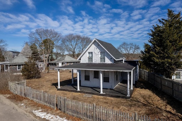 view of front of property with a fenced front yard