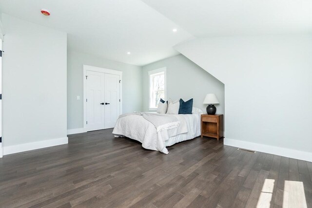 bedroom featuring dark wood-style flooring, visible vents, baseboards, lofted ceiling, and recessed lighting